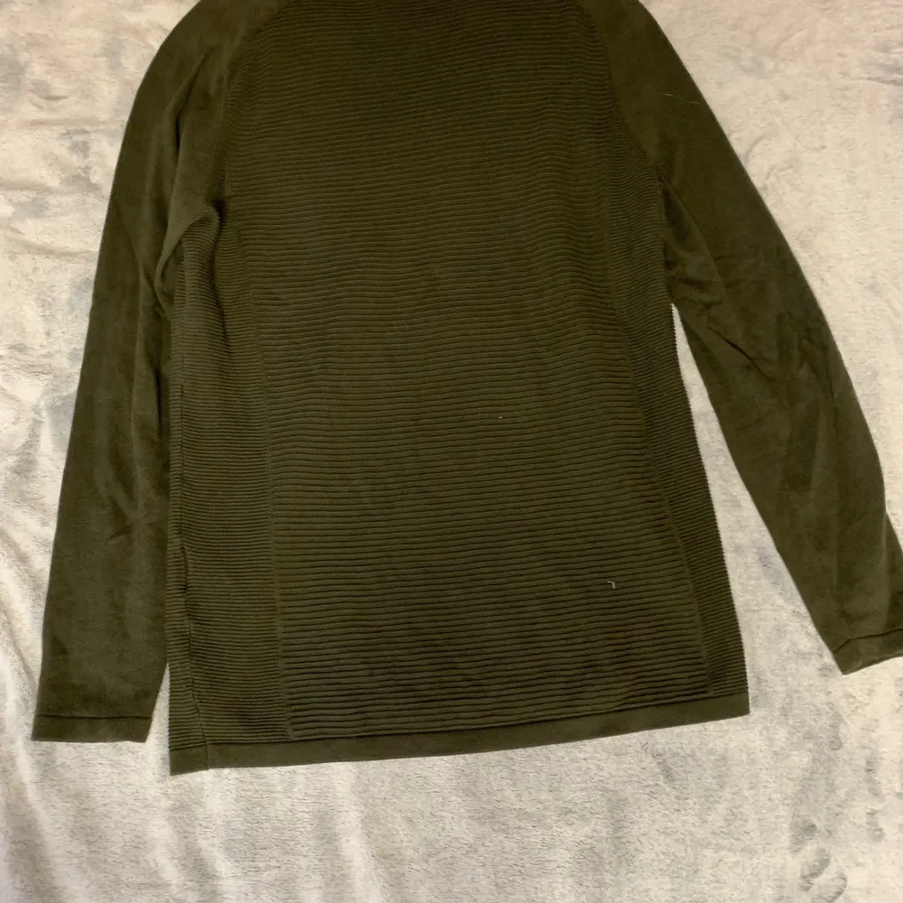 Loose fit grön tröja med vikningar i storlek M. Måtten på tröjan finns . Tröjor & Koftor.