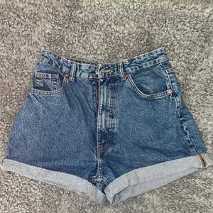 Jeans shorts från zara i storlek 38. Aldrig använda. Ska sitta lite pösigt på och dom är väldigt fina. 60kr + frakt och den är 63 kr spårbar 💕💕