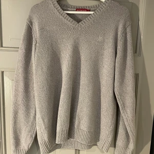 Sweatshirt  - Grå stickad sweatshirt från märket redwood. Storlek L men funkar lika bra M.