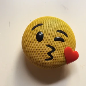 Högtalare - En gul emoji högtalare säljer för att jag inte använder den mer