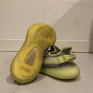 Säljer ett par yeezy yeezreel  - Säljer yeezy box fins kond 7,5 