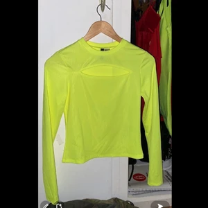 Neongrön tröja - En helt vanlig tröja från H&M, endast testad en gång! Skicka pm för bättre bilder!😁