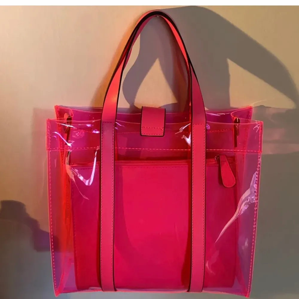 Neon rosa väska från Deichmann. Aldrig använd, ser ut som ny. . Väskor.