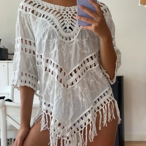 Strandklänning i stl M  - Fin vit strandklänning i stl M från Spanien ✨ 70 kr ✨ hämtas i Uppsala eller så tillkommer frakt! Betalar via swish 