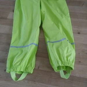 Regnbyxa  - Hel och ren regnbyxa, str 122/128 
