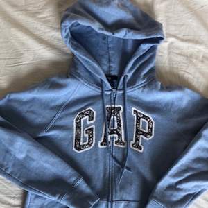 Superfin zip up hoodie från Gap i storlek S i ljusblå fin färg. Lite nopprig men inget man lägger märke till, säljer då jag inte använder längre. Köparen står för frakt.  