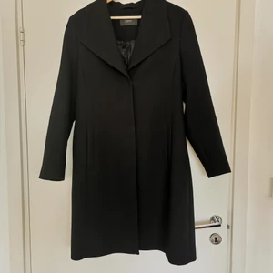 Varm kappa!  - Säljer denna bekväma och varma kappa i strl 42/44 (L).  Perfekt att ha närmare vintern! Kappan är av hög kvalité från ESPRIT. Säljs endast för 500 kr (Pris i butik 1200 kr). Har endast använts två gånger! Finns att hämta i Skärholmen/Vårberg. I annat fall står köparen för porto. Fler bilder kan självfallet skickas vid intresse. Tveka inte att skicka mig ett PM!  