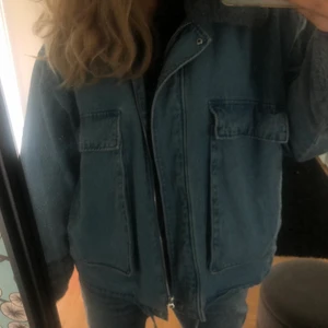 Jacka - Skit cool höst/vinter jacka från hm som är helt slut, jackan är i jeans material med päls på kragen och i ärmarna💕💕