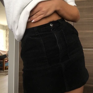 Manchester mini skirt - Jättefin svart Manchester mini skirt som är strl 34 men skulle mer säga att den är strl 32