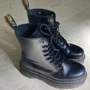 Dr Martens, Platform boot Jadon, Black - Säljer mina knappt använda Dr Martens Jadon pga använder allt för sällan, dock sjukt snygga! Mycket sparsamt använda, inköptes 2019 på Åhléns för 2300kr. 