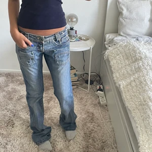 lågmidjade jeans - säljer ett par jeans jag köpte på en secondhandbutik för ett tag sen. jätte fina detaljer på fram och baksidan.  skriv privat för fler detaljer på jeansen 💕💕