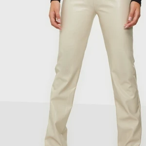 Beiga skinnbyxor - Säljer mina beiga skinbyxor från Nelly pga förstora:( Aldrig använda, nyskick! Nypris 399kr 