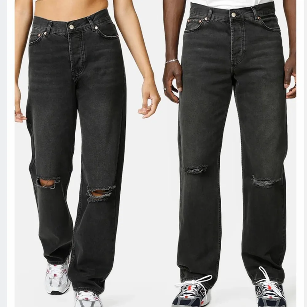 Säljer de här Jättefina mörkgråa jeans med hål som jag köpte på plick men som tyvärr var för stora:/ jag är 165 och de är för långa på mig. Skulle passa någon runt 170-175. Läs min bio och fråga om ni undrar nåt💕. Jeans & Byxor.