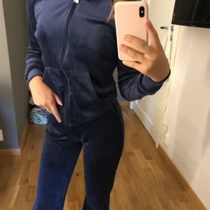 Gina trico sett - Säljer detta jätte fina mörk blåa sättet i sammet köpta för 560kr