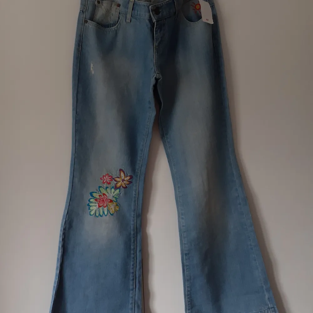 storlek W30 L32-34 vet ej! ny pris 498kr säljer min mammas low rise bootcut jeans som hon har haft sen 2002 som är aldrig andvända! pris kan diskuteras vid intresse! köparen står för frakt💕. Jeans & Byxor.
