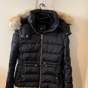 Vinterjacka med foder - Använt typ 1 gång. Faux fur päls 