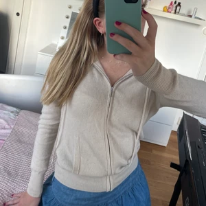 Soft goat munkis - Säljer denna otroligt mysiga och varma soft goat munkjackan i 100% kashmir! Köpte den för ca ett och ett halvt år sedan och den är i bra skick och inte speciellt nopprig👌 Nypris: 2095kr, köparen står för frakt, buda💕 BUDGIVNINGEN AVSLUTAS 8e AUGUSTI 20.00