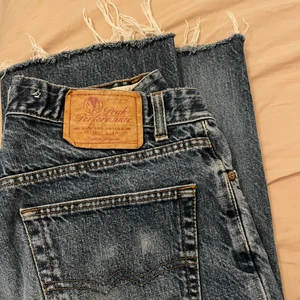 Peak performance jeans - Peak performance jeans som är avklippta i benen. Jag är 170 cm lång:)