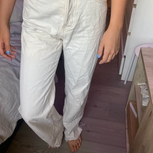 Vita jeans  - Skit snygga jeans med slitning nertill. Perfekt längd för lite längre då jag är 175cm och dom är perfekt längd. En av skärphållarna upptill har gått av men annars i bra skick. Köpta för 499kr men säljer billigt