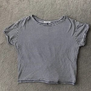 Randig kort topp stl S - Kort topp i vitt med marinblå ränder. Knytes på baksidan. Bra begagnat skick. Djur- och rökfritt hem.