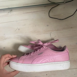 Puma skor - Rosa skitsnygga puma skor. Kommer ej till användning:)
