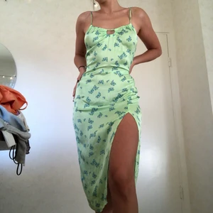 Sommarklänning med slits från Bershka  - Superfin klänning från Bershka, strl small. 