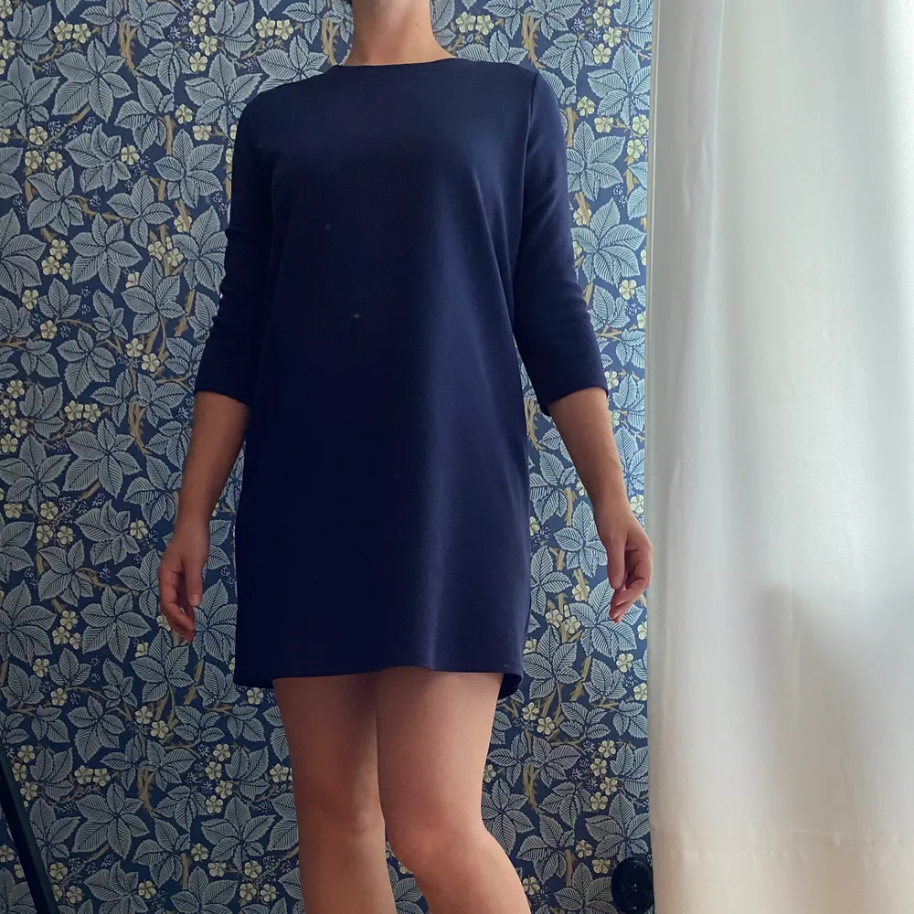 Mörkblå klänning i mycket gott skick. Perfekta vardags klänningen i höst.. Klänningar.