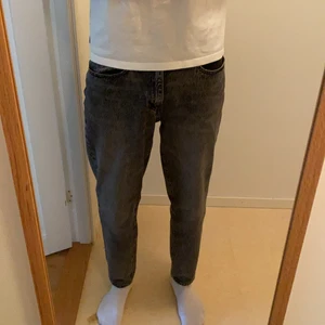 Levis jeans storlek 32/34 - Levis jeans gråa storlek 32/34. Säljer jeansen för att dom är för korta för mig, jag är 190cm lång på bilden. Jeansen är i bra skick och är använda några gånger.