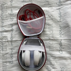 Beats hörlurar - Säljer ett par beats mixr hörlurar då dom inte kommer till användning 💛