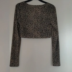 Leopard mönstrad tröja  - Knappt andvänd tröja, köpt för ett tag sedan dock. Köpt på shein, skönt tyg, lite smal i armarna. Fint skick :) 