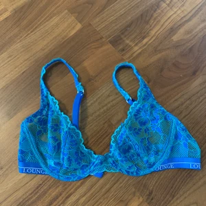 bh - En superfin bh från lounge underwear, bara andvänd 1 gång, var tyvärr sönder när jag fick den som jag ej såg, se bild 2, dock syns det knappt när man har på sig den. storlek 70D