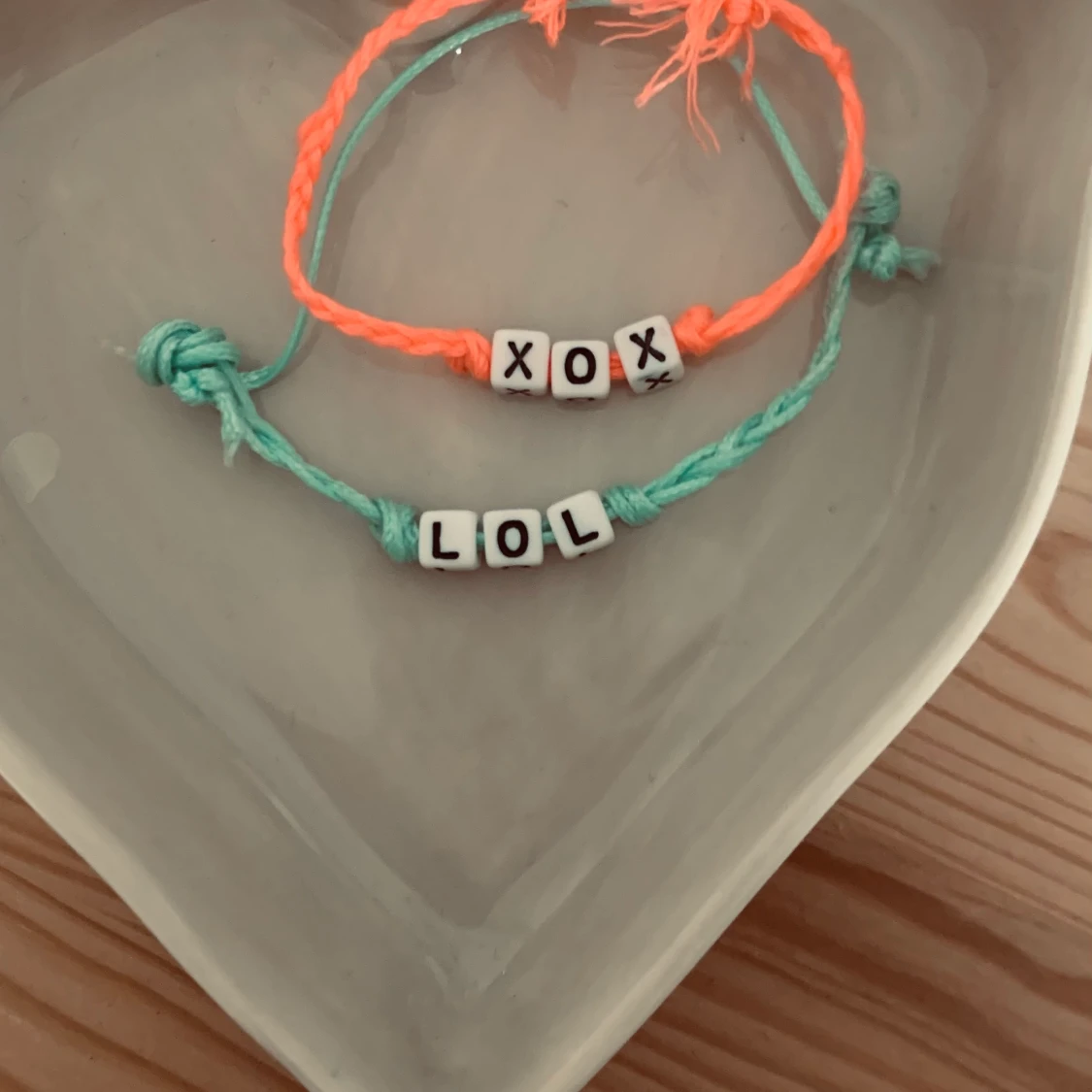 Armband med roliga bokstĂ€ver đ„