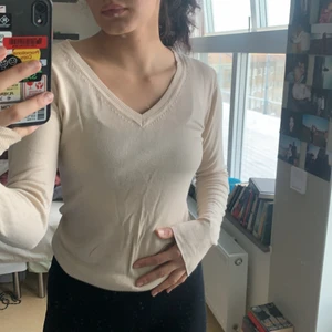 Beige Mango tröja - Den här är skit gammal från min faster och den är skitfin men jag använder inte den (vet inte varför?) och den är SUPER stretchy