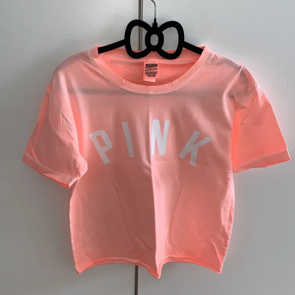 En rosa Pink tshirt som aldrig är använd . T-shirts.