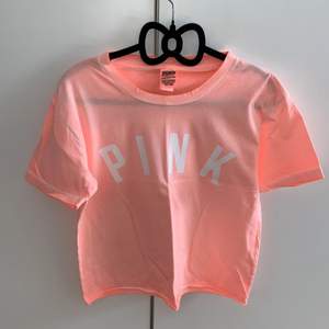 En rosa Pink tshirt som aldrig är använd 