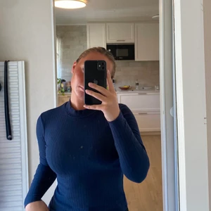 Marinblå polo i strl xs  - Fint skick! Lite liten för mig 