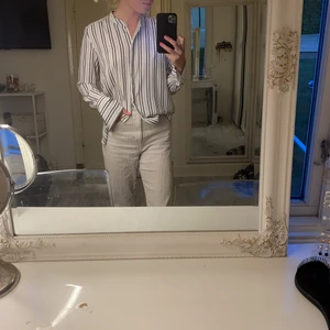 Vit skjorta med svarta ränder - Vit skjorta med svarta ränder, aldrig använd.