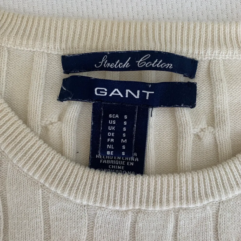 Vit långärmad tröja i bomull, från Gant. Strl S, säljer för 380kr. Frakt tillkommer! . Tröjor & Koftor.