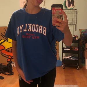 T-shirt - Säljer en jättefin t-shirt som jag har tröttnat på:/ nästan som ny och inga tecken på användning. Läs min bio💕