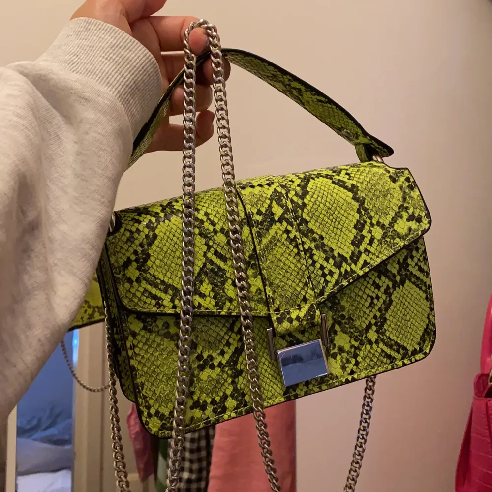 Så fin grön väska från zara! Grymt att man kan använda den både som hand och Axel väska ✅✅❤️. Accessoarer.