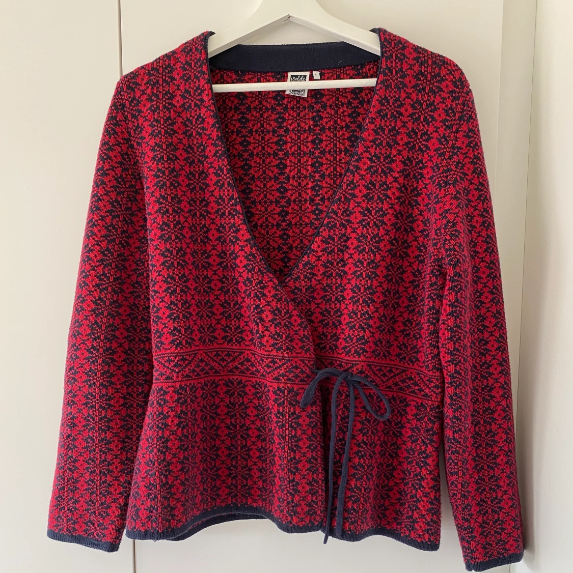 Mönstrad kofta strl L