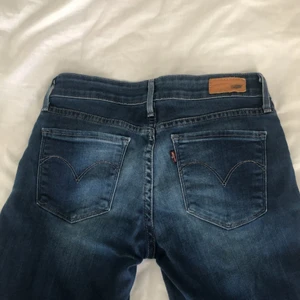 Levis jeans - Levis mid waist skinny jeans strl.25. Kan skickas, köparen står för frakten