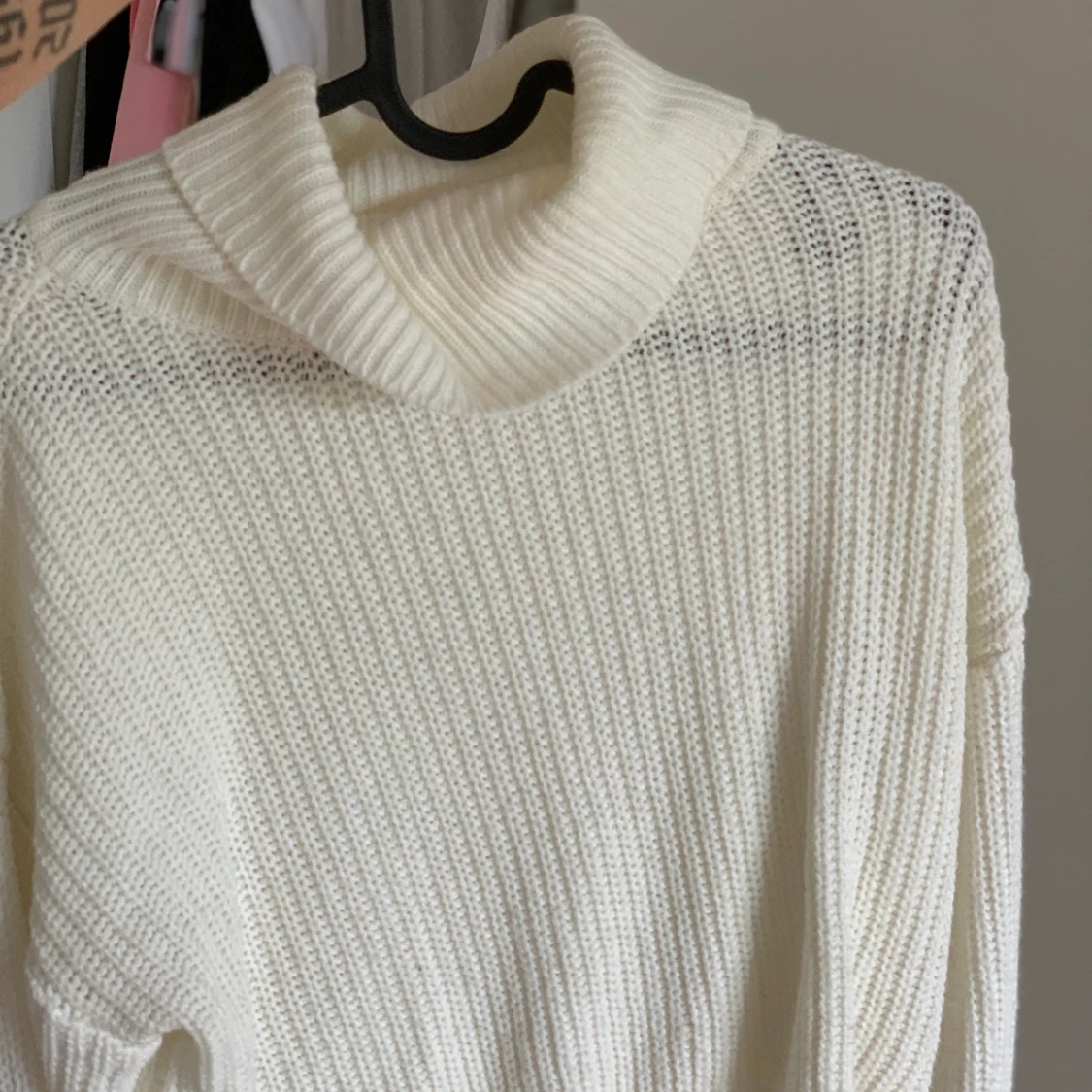 Stickad vit tröja