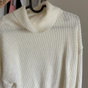 Stickad vit tröja - Från Boohoo, bra skick. Kort modell så sitter jättesnyggt över midjan 🤍