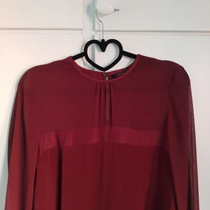 Zara blus - Vinröd blus från Zara med see throug dentalj. Stl M, 100% polyester i fint skick. Betalning sker genom swish och köparen står för frakten😁