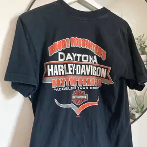 Harley Davidson T shirt. den är i fint skick, storlekslappen är borta men skulle säga att den är en M/L