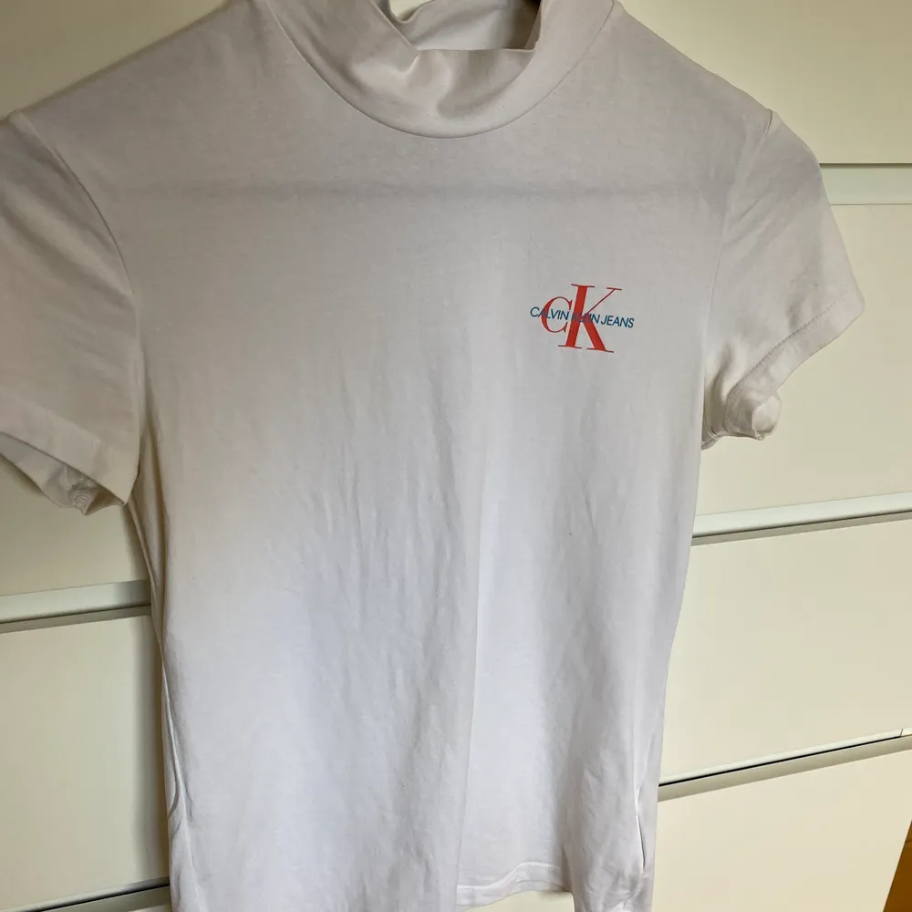 T-shirt från Calvin Klein! Säljer den för jag inte använder den!! Skulle säga att den passar XS/S. 150kr+ frakt. T-shirts.