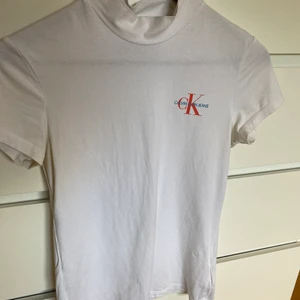 Calvin Klein T-shirt  - T-shirt från Calvin Klein! Säljer den för jag inte använder den!! Skulle säga att den passar XS/S. 150kr+ frakt