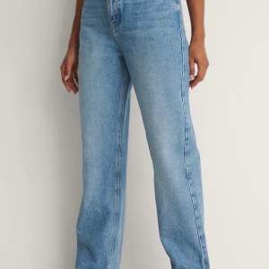 Raka jeans - Raka jeans från NaKd i en blå färg, raka i modellen och hänger över skon för mig som är 170cm. Fler bilder finns.