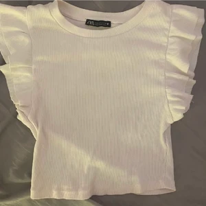 Volang topp zara - Populär volangtopp från zara! Helt oanvänd med lappar kvar. Har möjlighet att skicka tillbaka men kollar om någon vill köpa den här först då den är väldigt populär och helt slutsåld på zaras hemsida💕 storlek s